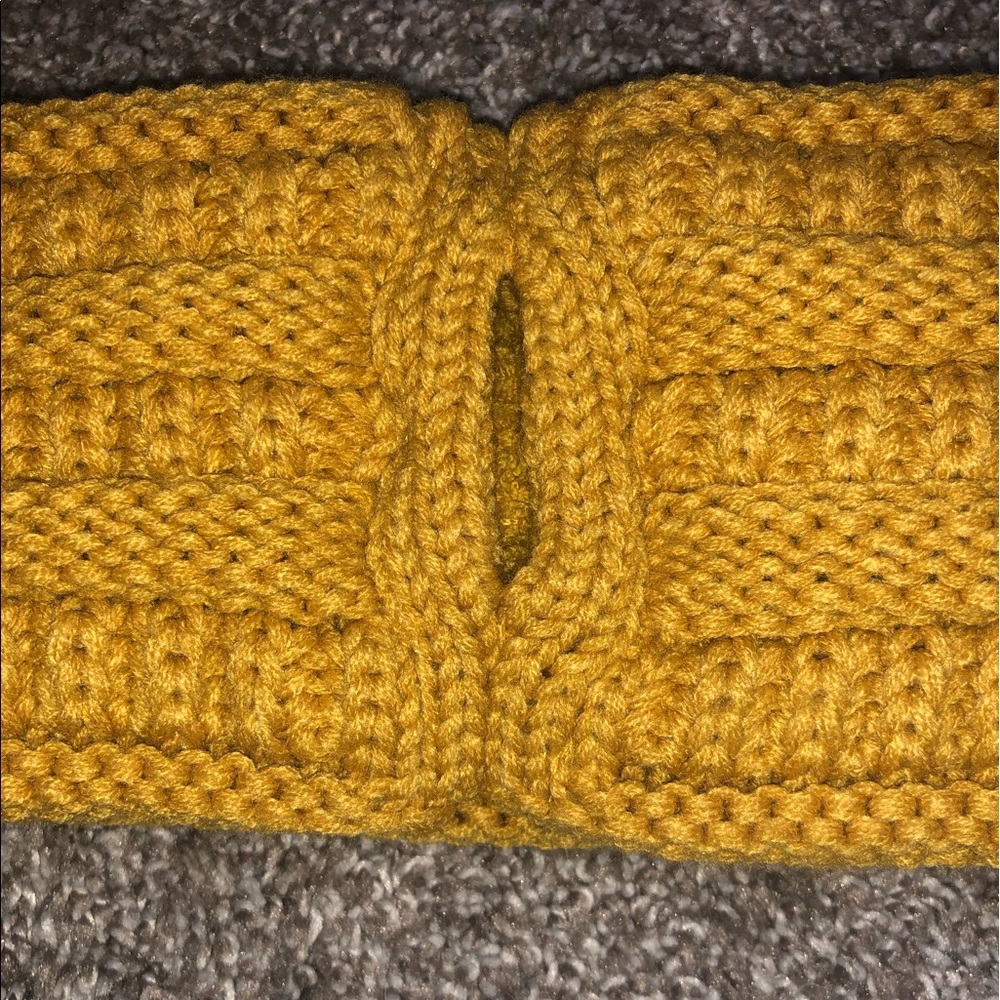 Women’s C.C. Cable Knit Headband - Picture 6 of 7